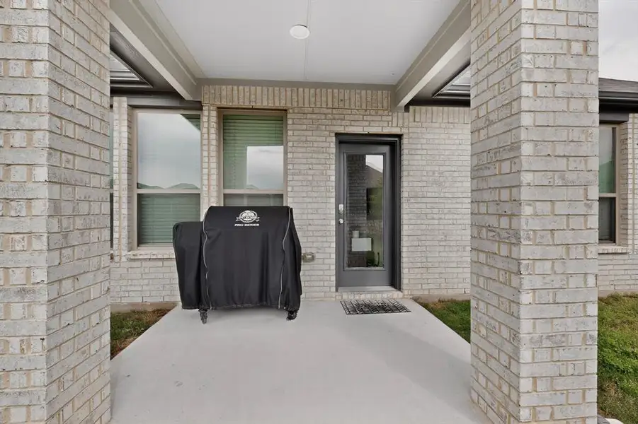 Exterior details and patio area of a home in Oakmont Park, Red Oak (Image 4).