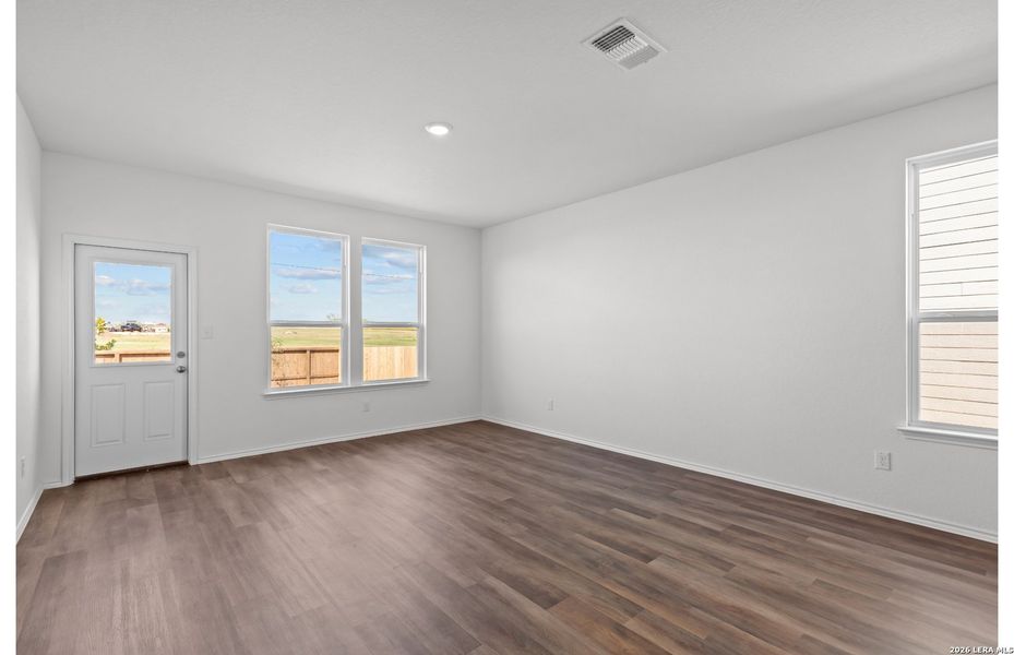 Spacious, unfurnished interior of a new home in Meadows at Clear Springs, New Braunfels (Image 31).