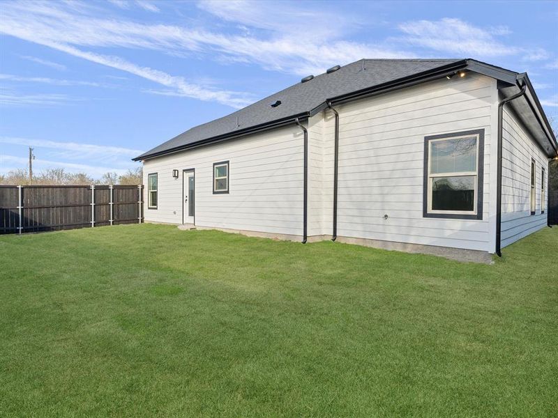 Exterior details and patio area of a home in , West Tawakoni (Image 26).