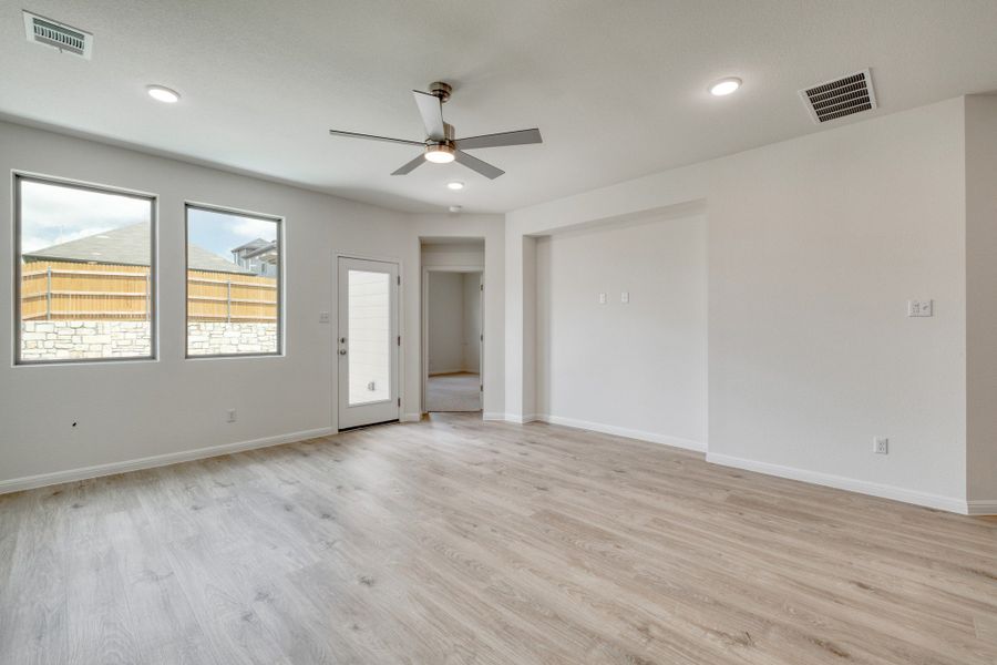 Spacious, unfurnished interior of a new home in Trinity Ranch, Elgin (Image 17).