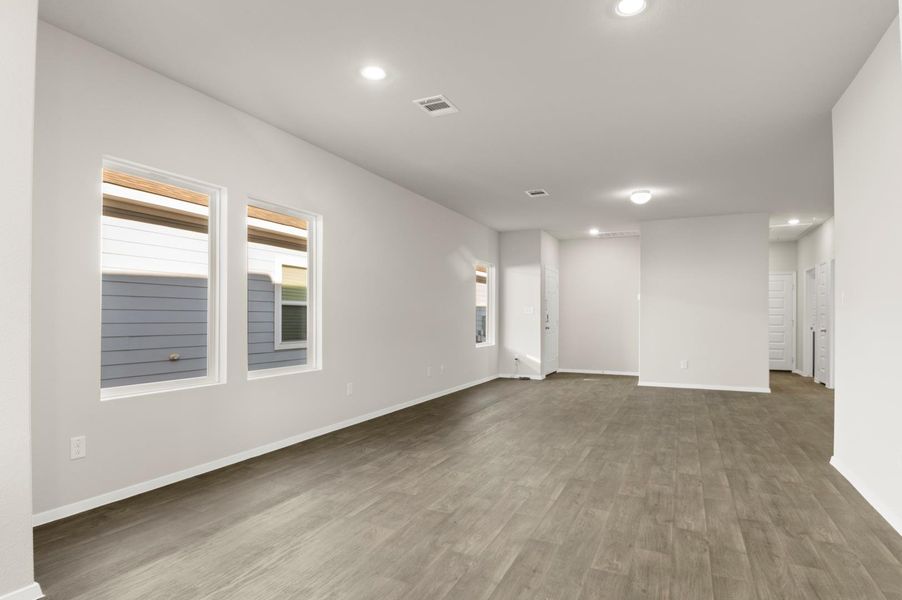 Spacious, unfurnished interior of a new home in Harvest Ridge, Elgin (Image 28).