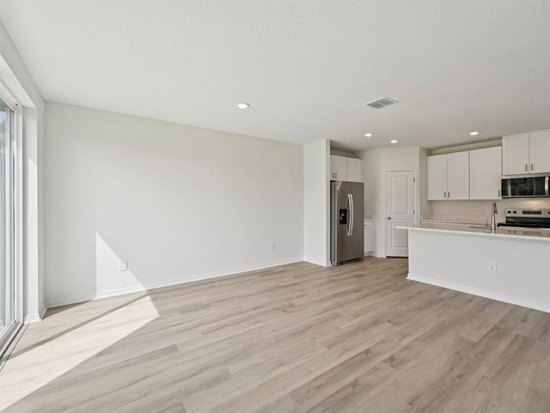 Spacious, unfurnished interior of a new home in The Reserve at Van Oaks, Auburndale (Image 9).
