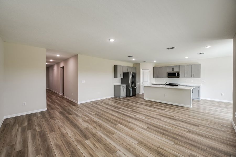 Spacious, unfurnished interior of a new home in Pasadena Ridge, Dade City (Image 10).