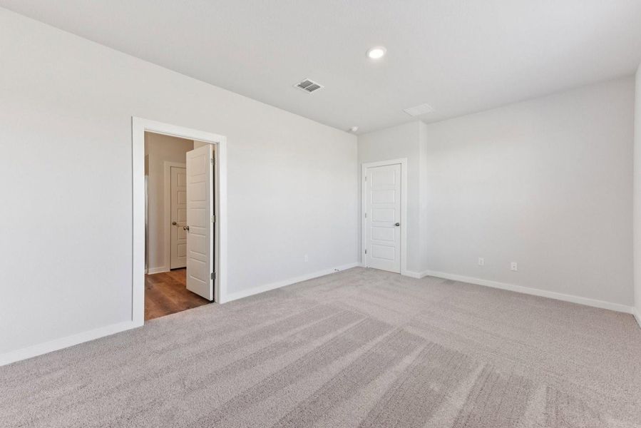 Spacious, unfurnished interior of a new home in Stallion Run, Buda (Image 26).