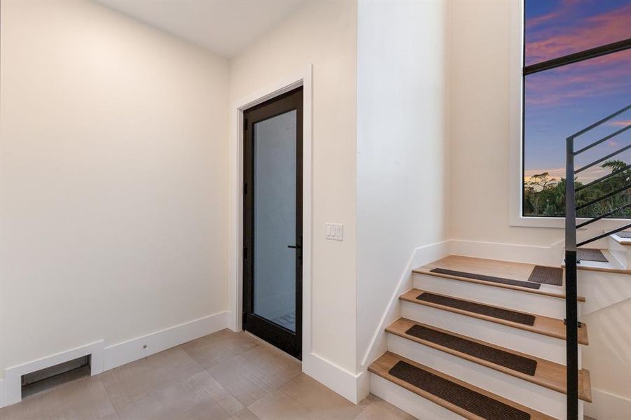 Spacious, unfurnished interior of a new home in , Longboat Key (Image 23).