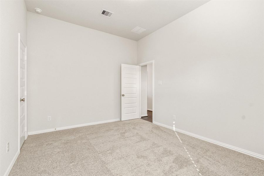 Spacious, unfurnished interior of a new home in Sunterra, Katy (Image 16).
