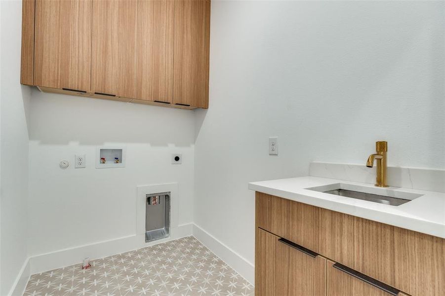 Furnished interior view inside a new home in , Dallas (Image 33).