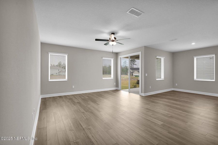 Spacious, unfurnished interior of a new home in Jennings Farm, Middleburg (Image 15).