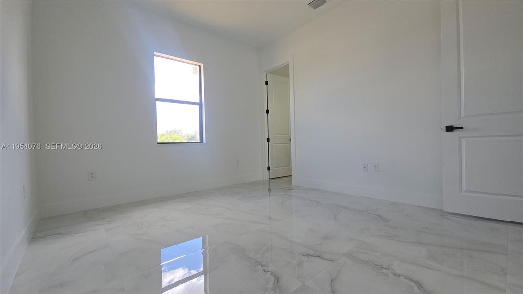 Spacious, unfurnished interior of a new home in , Lehigh Acres (Image 13).