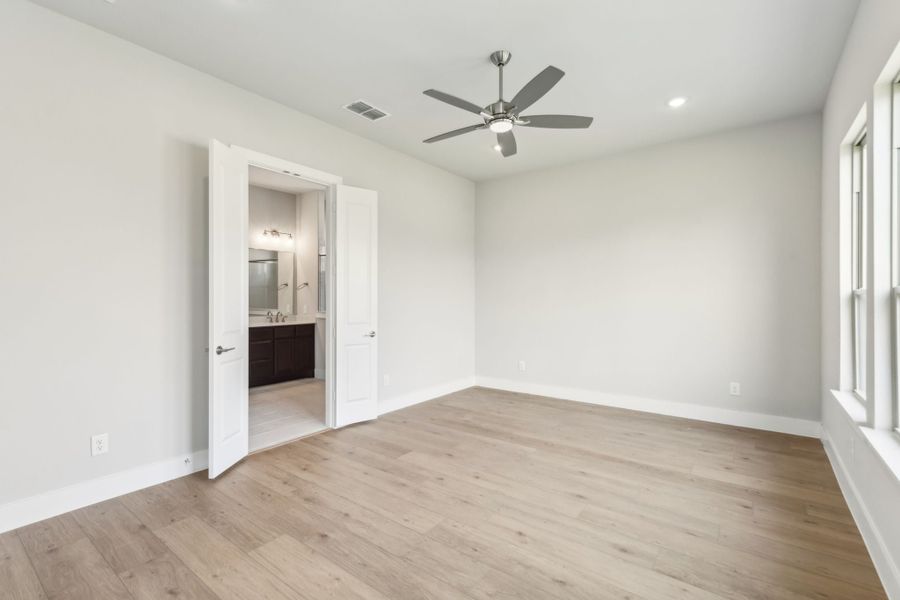 Spacious, unfurnished interior of a new home in Painted Tree Lakeside, McKinney (Image 23).