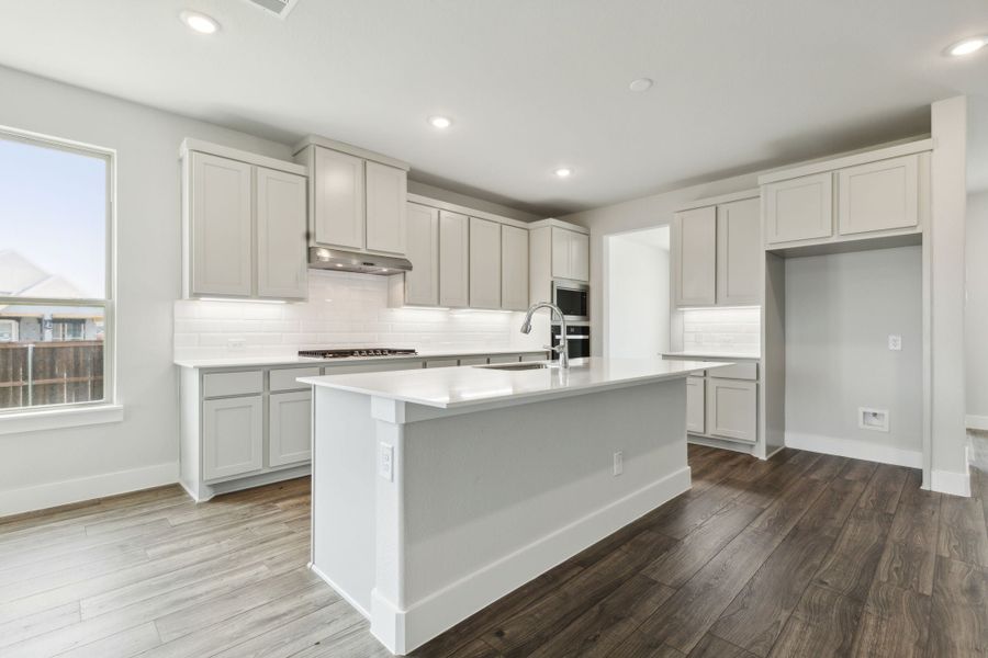 Furnished interior view inside a new home in Dove Hollow, Waxahachie (Image 7).