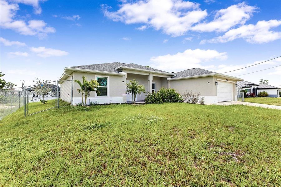 Exterior details and patio area of a home in , Cape Coral (Image 4).