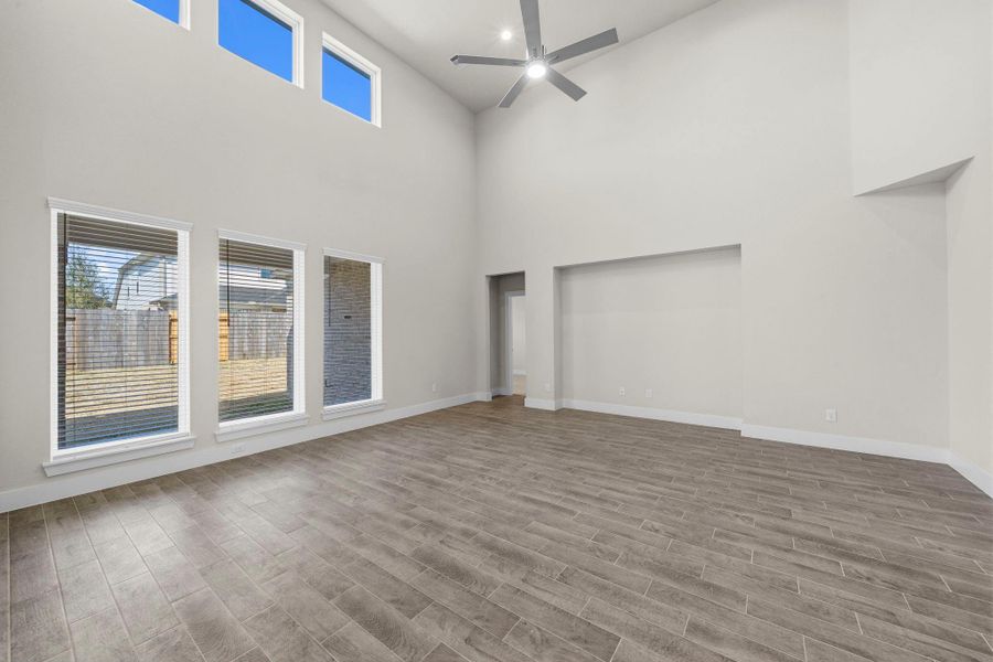 Spacious, unfurnished interior of a new home in Barton Creek Ranch, Conroe (Image 14).