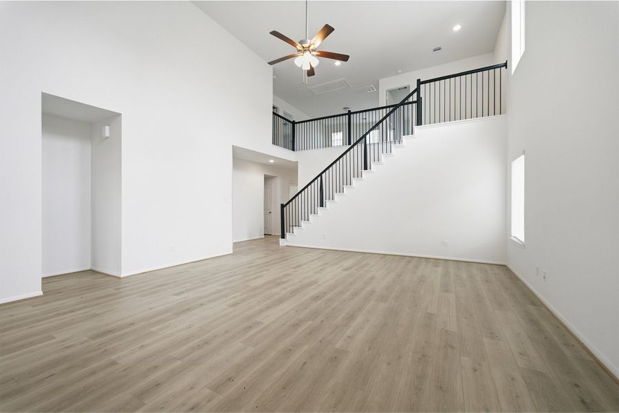 Spacious, unfurnished interior of a new home in Ashland, Texas City (Image 25).