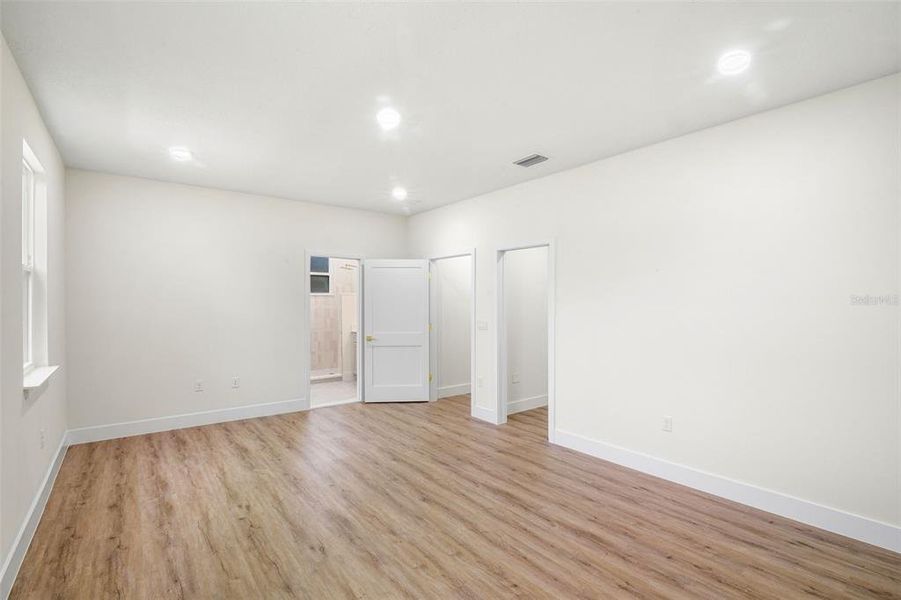 Spacious, unfurnished interior of a new home in , Orlando (Image 37).