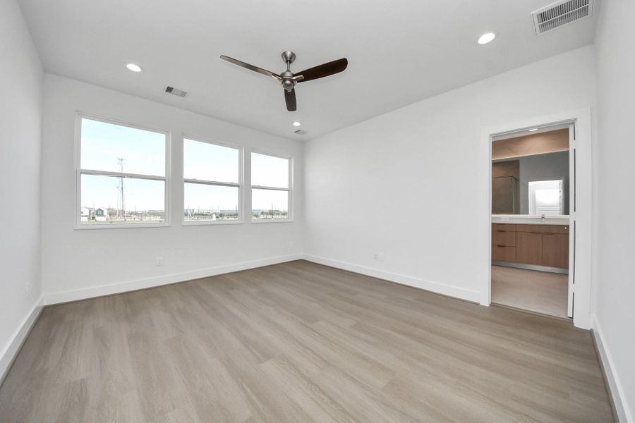 Spacious, unfurnished interior of a new home in , Houston (Image 17).