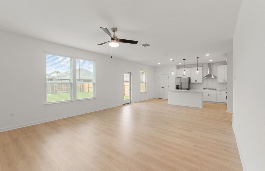 Spacious, unfurnished interior of a new home in Sunfield, Buda (Image 21).
