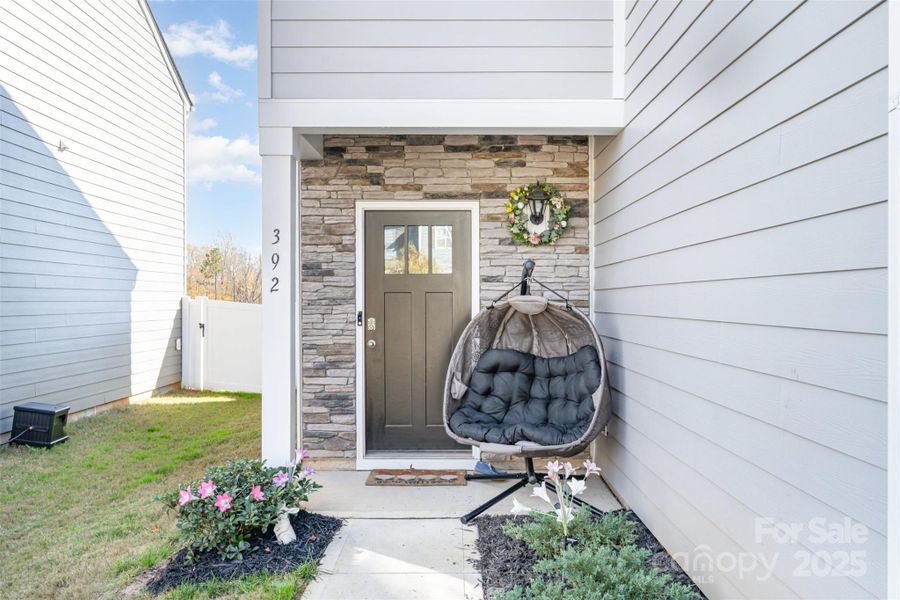 Exterior details and patio area of a home in Fergus Crossing, York (Image 26).