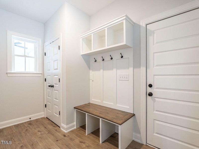 024-1280x960-laundry-mudroom