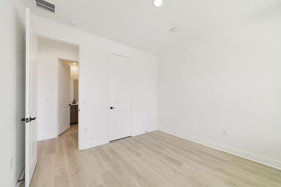 Spacious, unfurnished interior of a new home in Vintner Reserve, Clermont (Image 38).