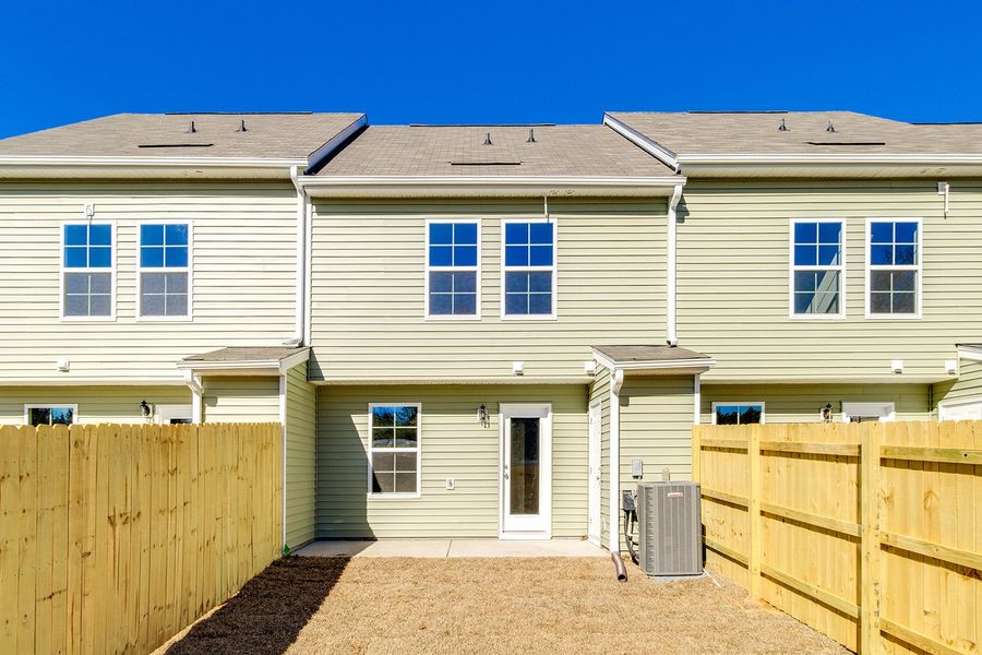 Exterior details and patio area of a home in Astoria, Columbia (Image 19).
