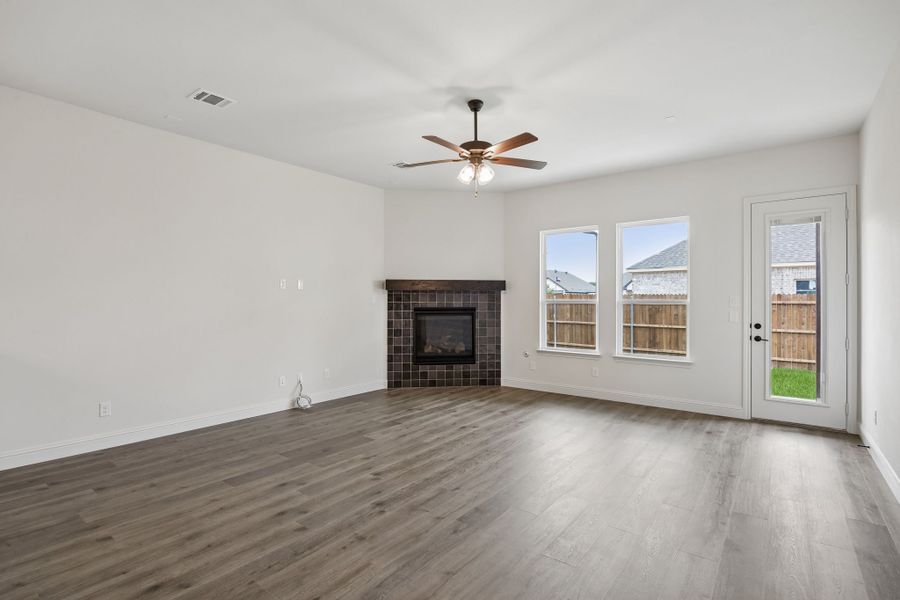 Spacious, unfurnished interior of a new home in Country Lakes, Denton (Image 11).