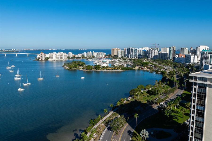 Condo located in Sarasota, FL showcasing its design and architecture (Image 3).