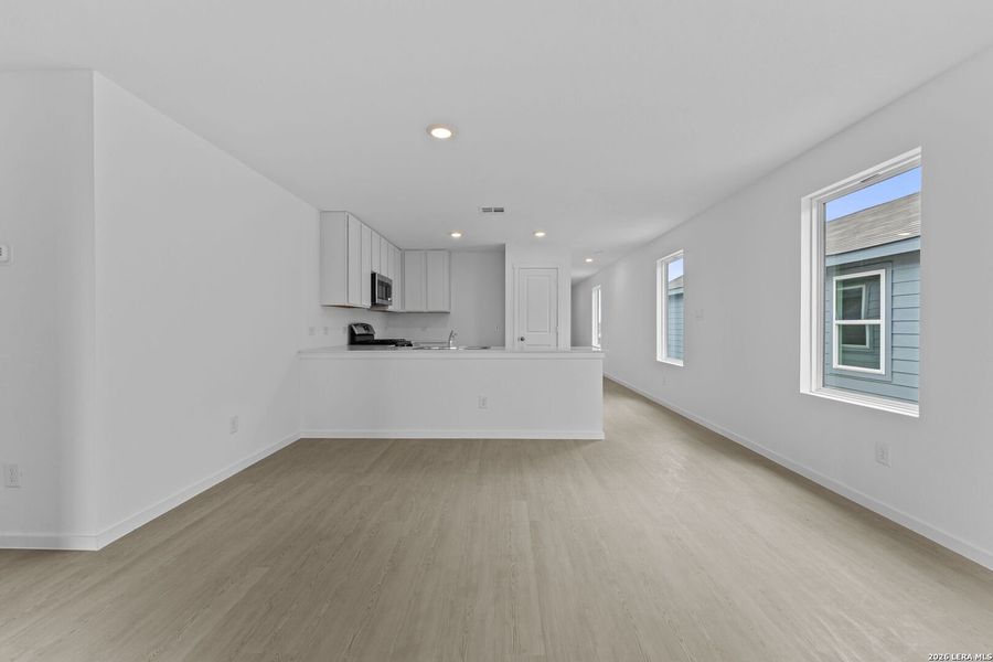 Spacious, unfurnished interior of a new home in Spring Grove, San Antonio (Image 11).