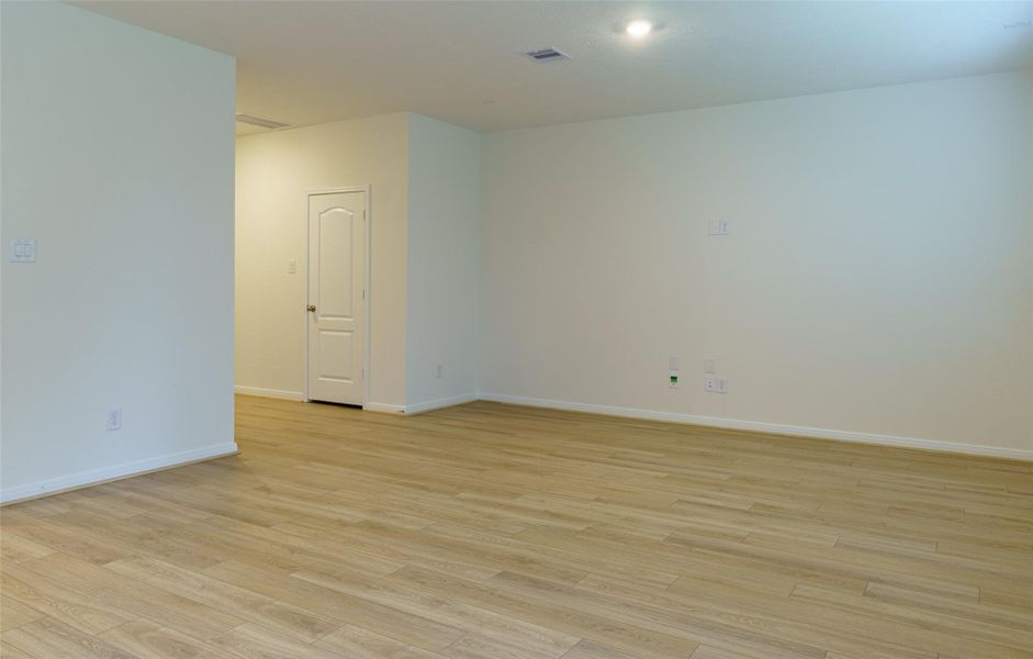 Spacious, unfurnished interior of a new home in Oakwood Trails, Tomball (Image 17).