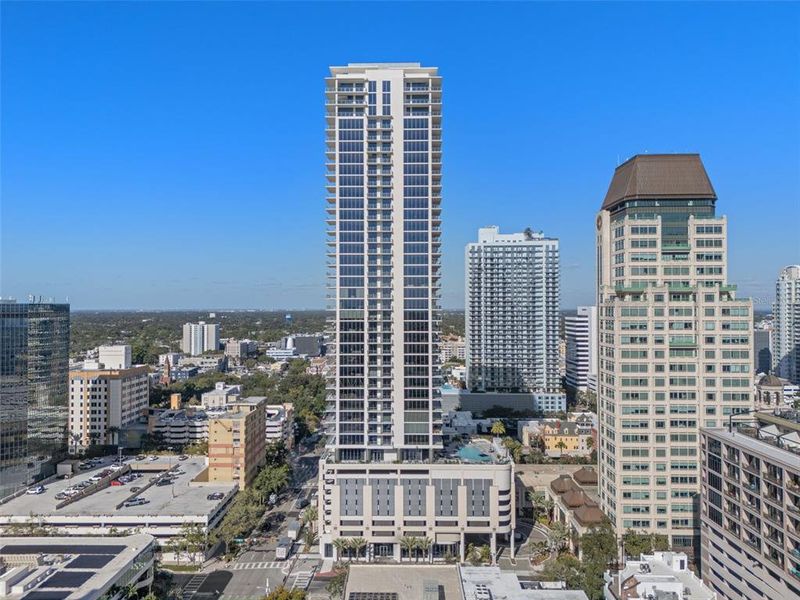 Condo located in St. Petersburg, FL showcasing its design and architecture (Image 23).