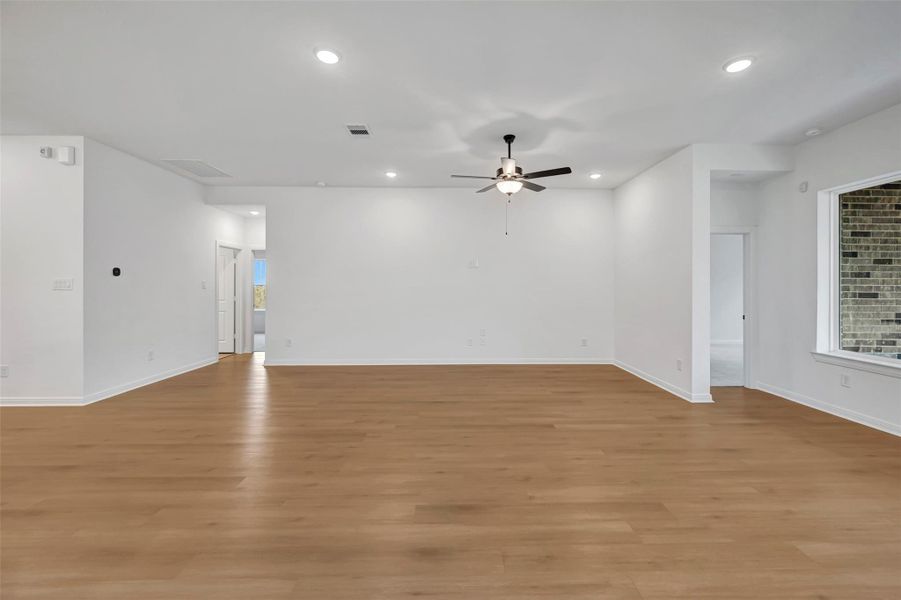 Spacious, unfurnished interior of a new home in The Grand Prairie 50’, Hockley (Image 27).