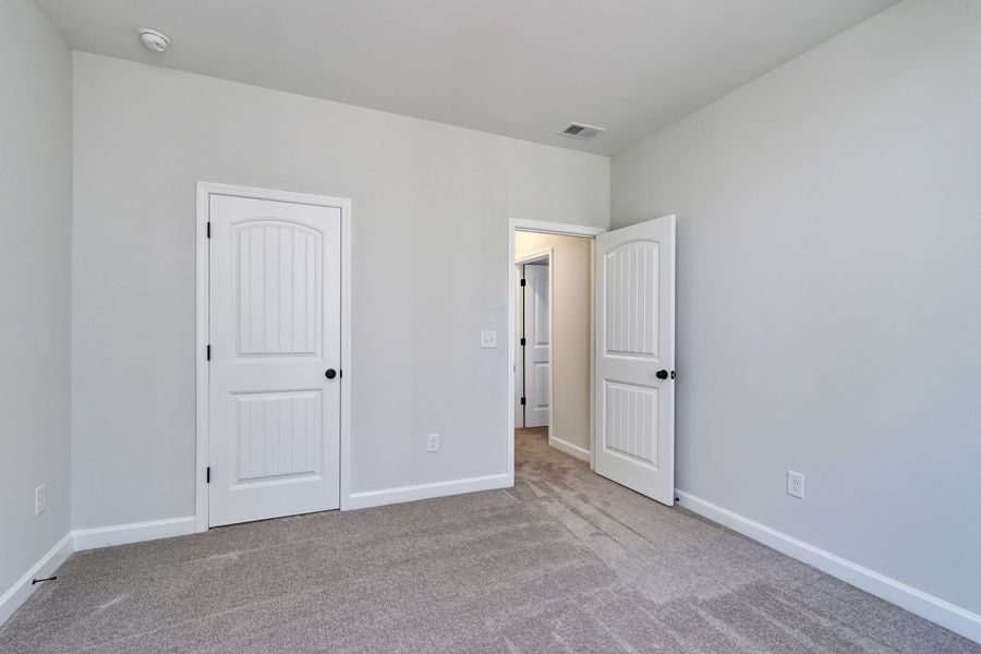 Spacious, unfurnished interior of a new home in Bally Castle, Murrells Inlet (Image 28).