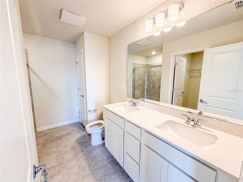 Furnished interior view inside a new home in , Orlando (Image 8).
