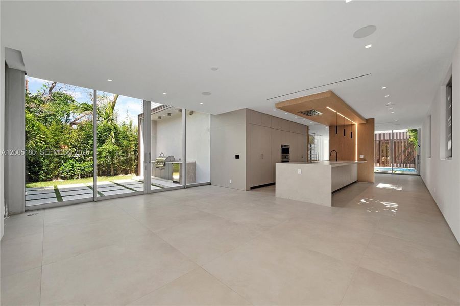 Spacious, unfurnished interior of a new home in , Miami (Image 40).