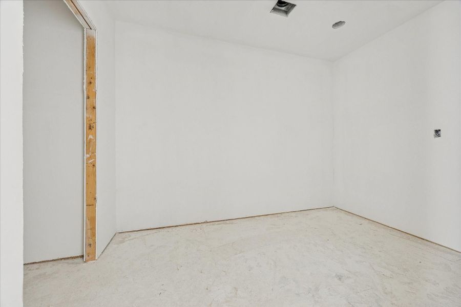 Spacious, unfurnished interior of a new home in , Houston (Image 5).