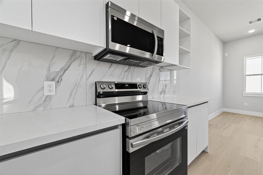 Kitchen - with premium quartz countertops