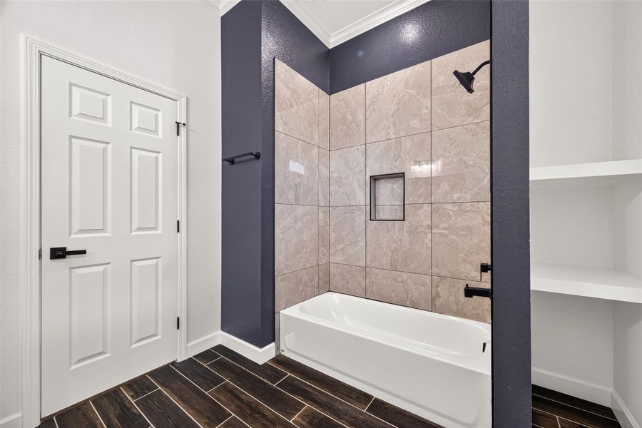 Bright secondary bathroom with modern finishes and clean design.