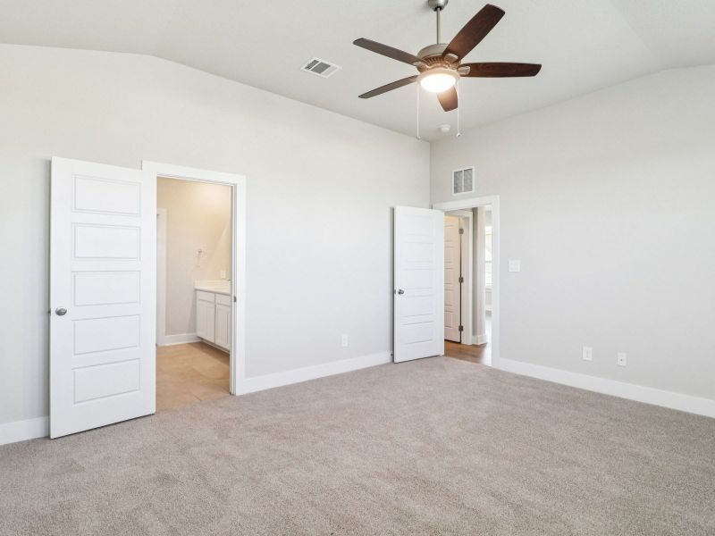 Spacious, unfurnished interior of a new home in Royal Crest, San Antonio (Image 17).