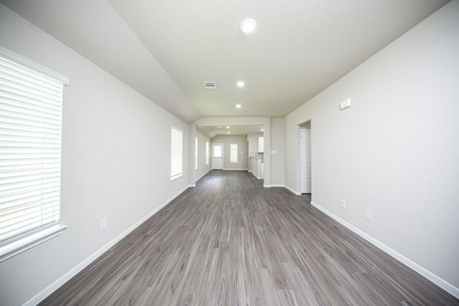 Spacious, unfurnished interior of a new home in Mackenzie Creek, Conroe (Image 30).