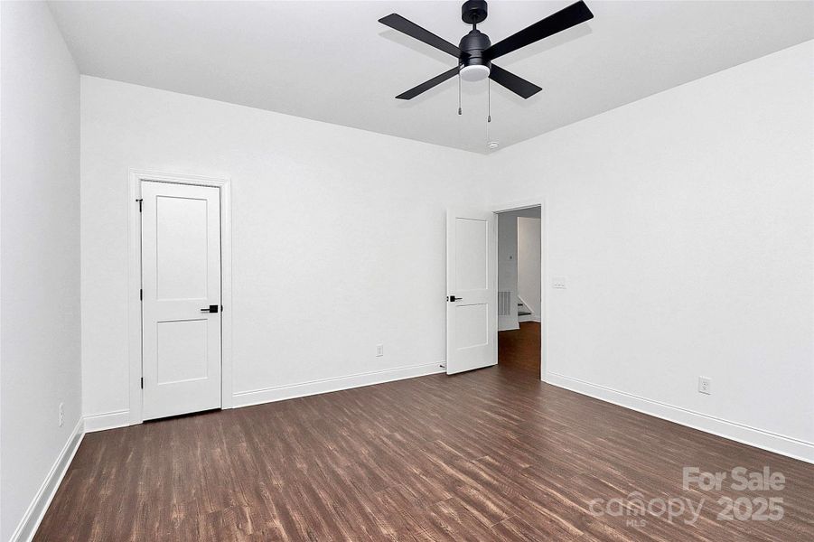 Spacious, unfurnished interior of a new home in Harbor Oaks, Denver (Image 33).
