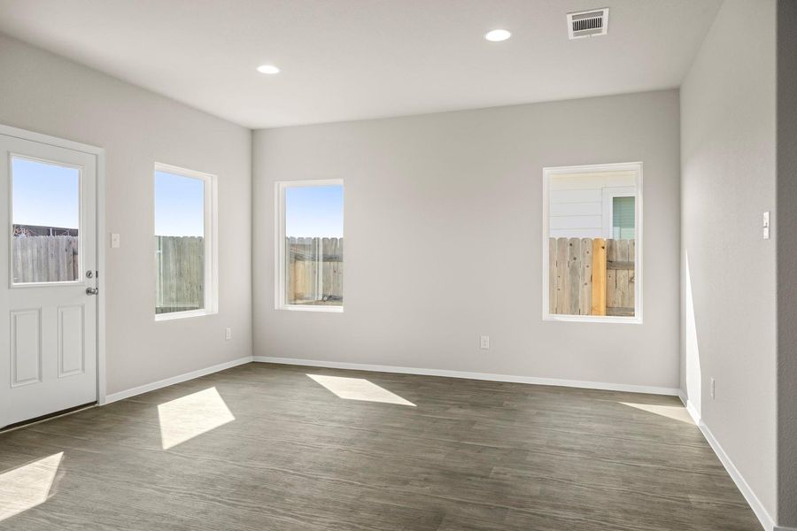 Spacious, unfurnished interior of a new home in Cloverleaf, Austin (Image 28).