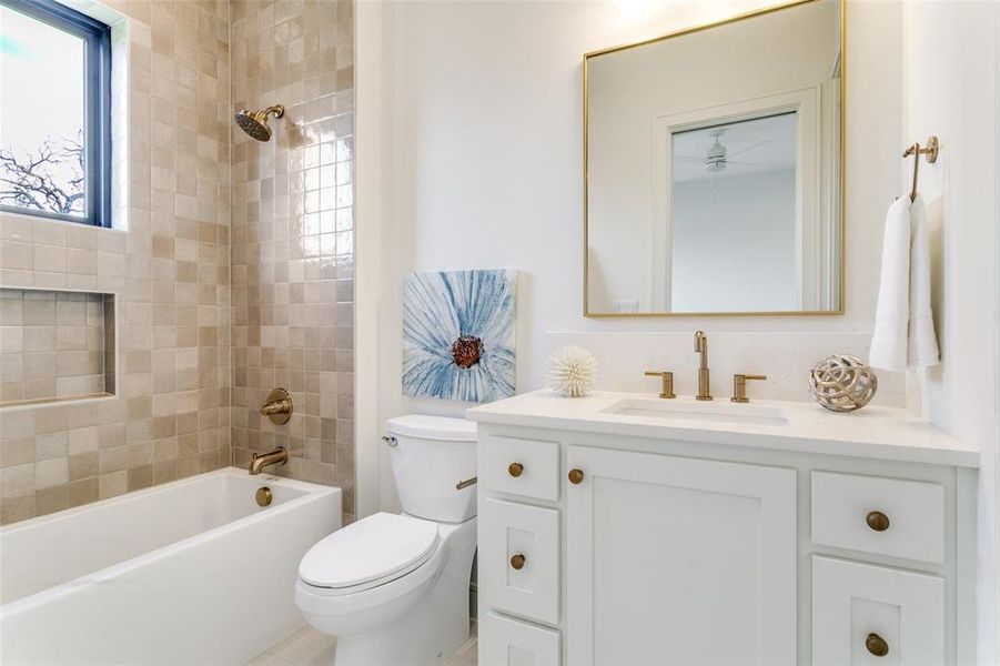 En suite upstairs bath. En suite upstairs bath.