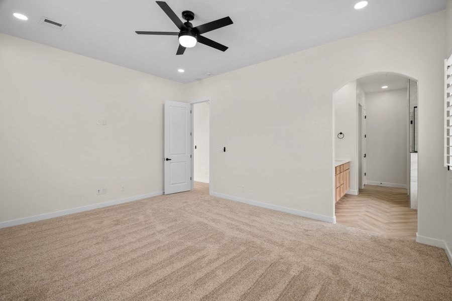 Spacious, unfurnished interior of a new home in Verdancia, El Paso (Image 44).