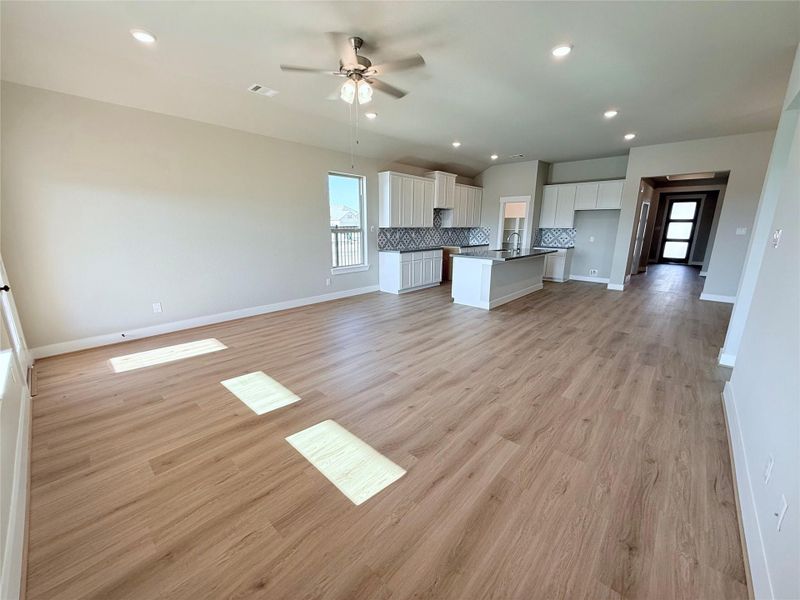 Spacious, unfurnished interior of a new home in Sunterra, Katy (Image 16).