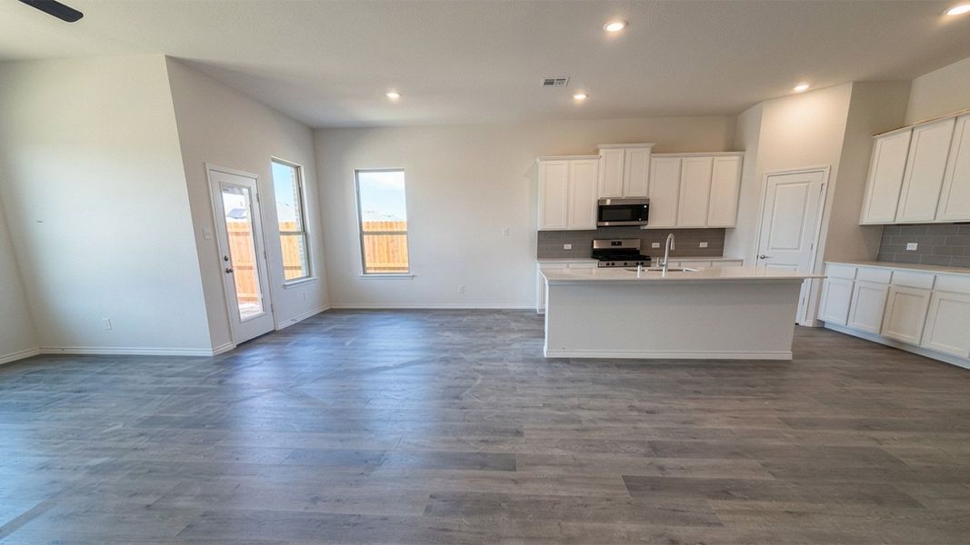 Spacious, unfurnished interior of a new home in Lakewood Trails, Forney (Image 11). Spacious, unfurnished interior of a new home in Lakewood Trails, Forney (Image 11).