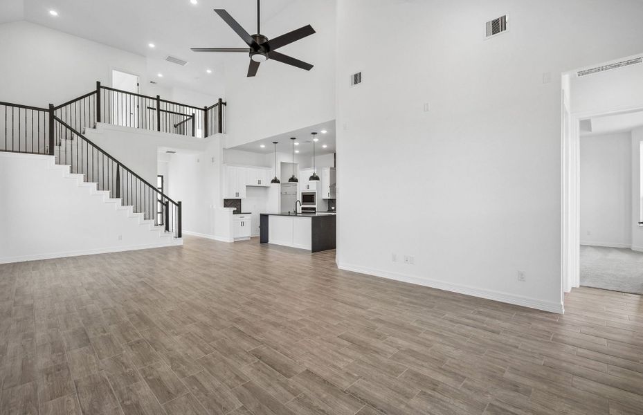 Spacious, unfurnished interior of a new home in Lago Mar, Texas City (Image 22).
