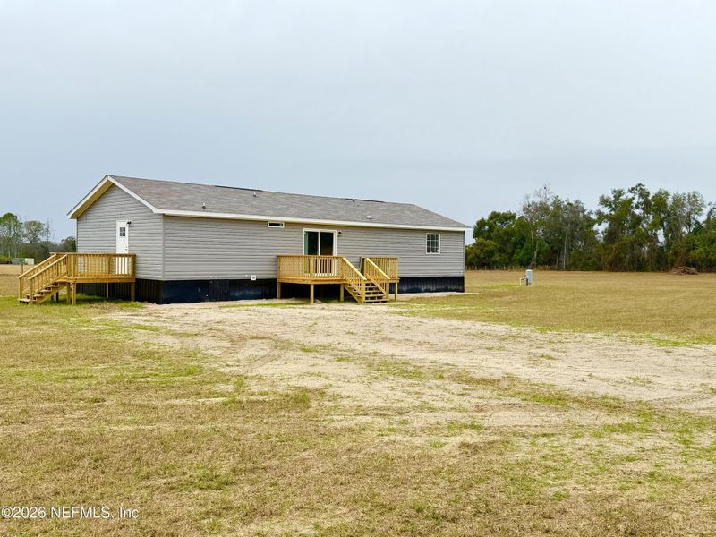 Exterior details and patio area of a home in , Brooker (Image 20).
