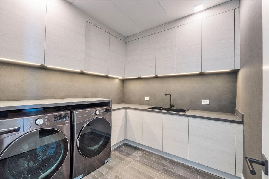 Furnished interior view inside a new home in , Fort Lauderdale (Image 18).