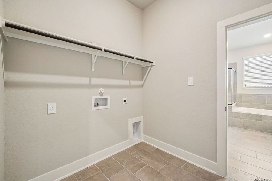 Spacious, unfurnished interior of a new home in Estancia Ranch - Classic Series, San Antonio (Image 30).