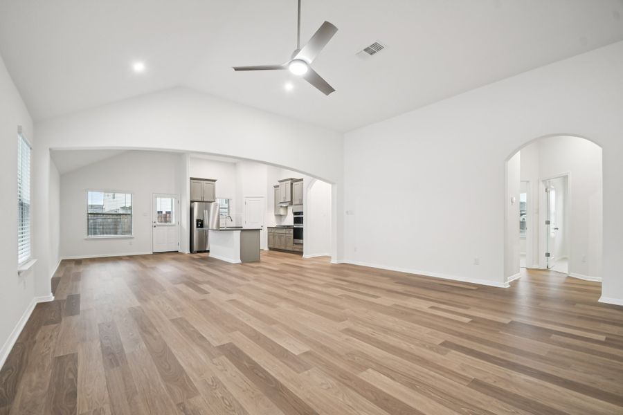 Spacious, unfurnished interior of a new home in Crosswinds, Kyle (Image 12).